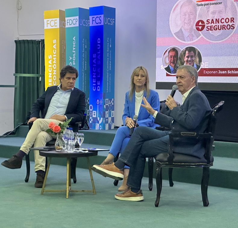 Juan Schiaretti junto a Facundo Manes en un conversatorio político.