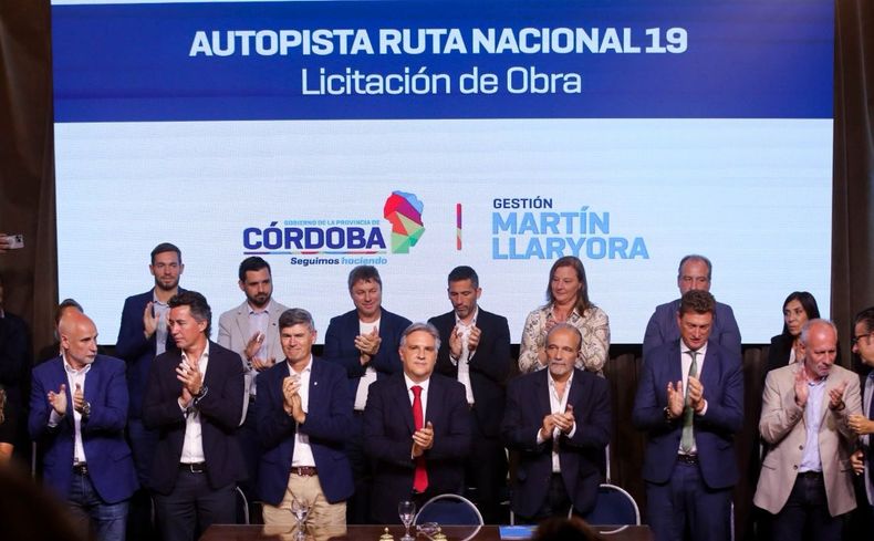 Martín Llaryora está dispuesto a llenar todos los vacíos de Javier Milei en Córdoba. Mira números del descontento social.