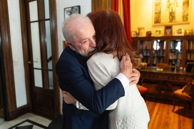 Lula da Silva visitó a CFK en su reclusión domiciliaria.