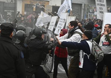 Era Javier Milei: movimientos sociales y piqueteros marcharon por el Puente Avellaneda y fueron reprimidos por la Policía.&nbsp;
