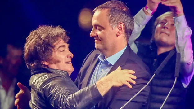 Javier Milei se abraza a Manuel Adorni, un salvavidas de plomo. Javier Milei se abraza a Manuel Adorni, un salvavidas de plomo.