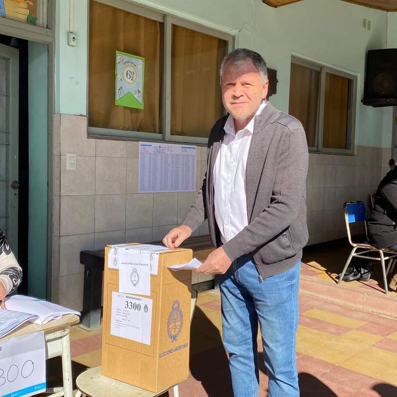 El radical Pedro Galimberti, precandidato a la gobernación de Juntos por Entre Ríos votó en Chajarí.