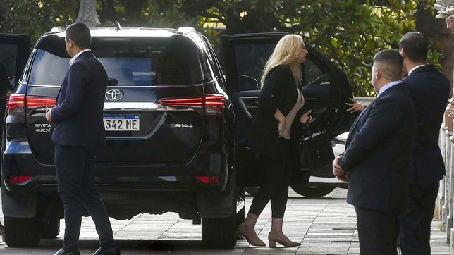 derrota y psicosis en el gobierno: visita de karina milei a menem y telefono caliente de francos