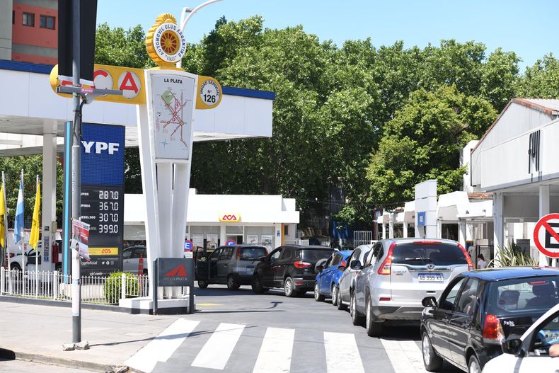 Filas de automóviles frente a las estaciones de servicio