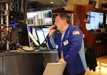 Javier Milei y Toto Caputo festejan; el mercado desconfía.