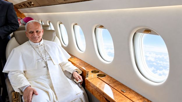 El papa León XIV en vuelo en uno de sus viajes internacionales