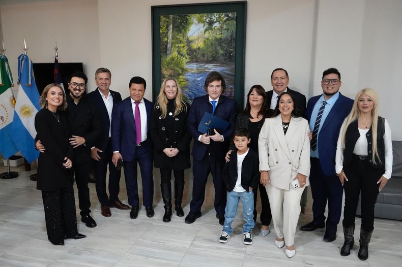 Javier Milei y Karina Milei junto a representantes del evangelismo chaqueño y el gobernador Leandro Zdero