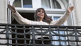 CFK, en el balcón de su departamento de San José 1111. El peronismo, en una encerrona.
