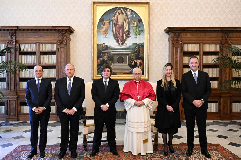 El papa León XIV con Javier Milei y la comitiva presidencial