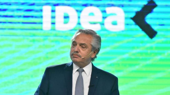 fernandez tiende la mesa pero el circulo rojo desconfia del menu