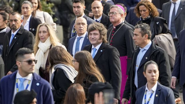 Javier Milei camina hacia el Cabildo tras escuchar el tedeum encabezado por Jorge García Cuerva