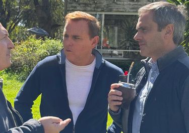 Guillermo Michel, mate en mano, junto al exintendente de Gualeguay Luis Erro y al periodista oriundo de esa ciudad Paulo Kablan.
