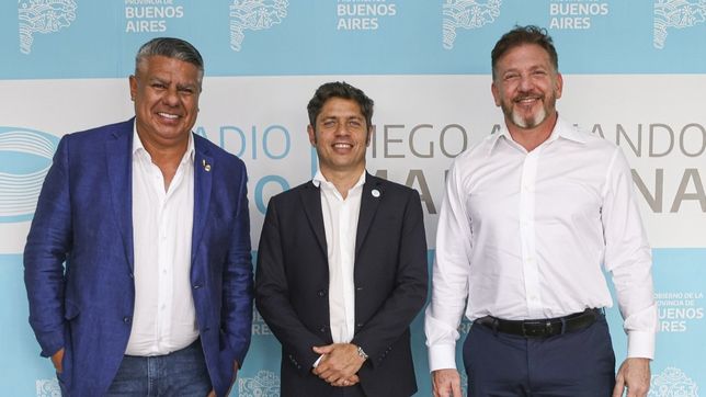 Axel Kicillof junto al titular de la AFA (izq) y el presidente de la Conmebol (der).