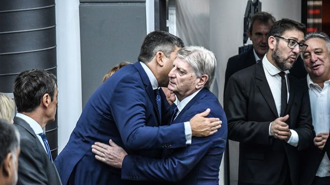 El gobernador de La Pampa, Sergio Ziliotto, saluda a Paly Bensusán. A sus espaldas, los diputados ultravernistas Hernán Pérez Araujo y Daniel Lovera. FOTO: www.radiokermes.com