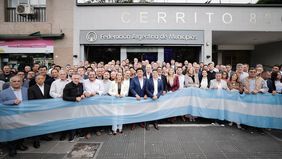 Intendentes de todo el país, junto a Axel Kicillof y Ricardo Quintela en la sede de la FAM. Antes, fueron a Economía a llevarle reclamos a Caputo Intendentes de todo el país, junto a Axel Kicillof y Ricardo Quintela en la sede de la FAM. Antes, fueron a Economía a llevarle reclamos a Caputo