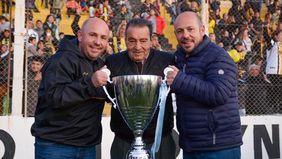 Los mellizos Ricardo y Gustavo Sastre junto a su padre, el día que Deportivo Madryn llegó a la Primera Nacional.