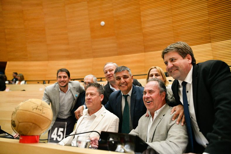 Caras felices en el radicalismo de Córdoba, antes del fuerte cruce entre la legisladora del peronismo Nadia Fernández y el boinablanda Gustavo Bottasso, quien no pudo hablar en el recinto.