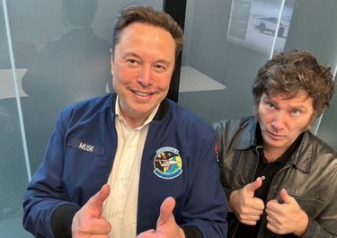 El presidente Javier Milei junto a Elon Musk, en Texas. Pulgares arriba. 