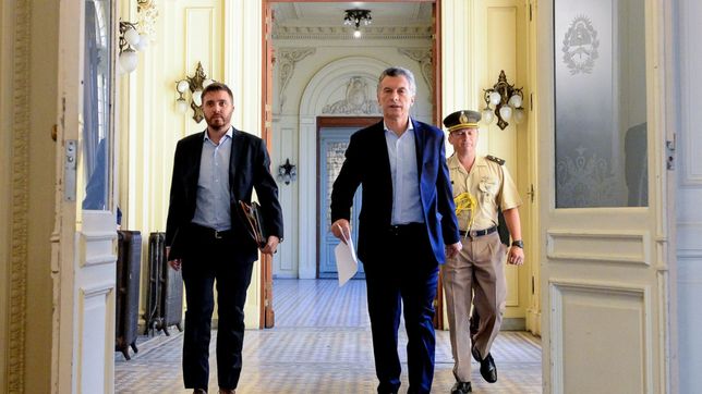 como se cocino el decreto para borrar cargos y parientes sin escandalo