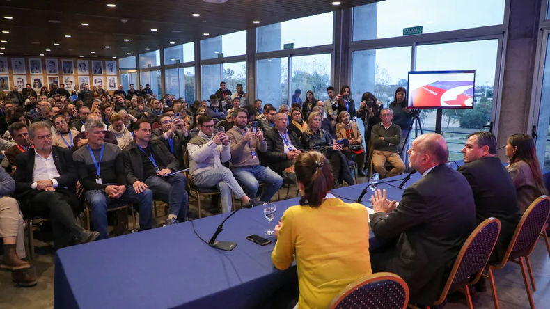 Perotti junto a intengrantes del Foro de Pueblos Libres de Santa Fe. Perotti junto a intengrantes del Foro de Pueblos Libres de Santa Fe.