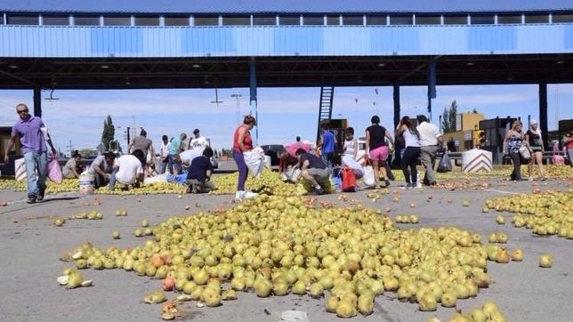 productores volvieron a las rutas para regalar peras y manzana