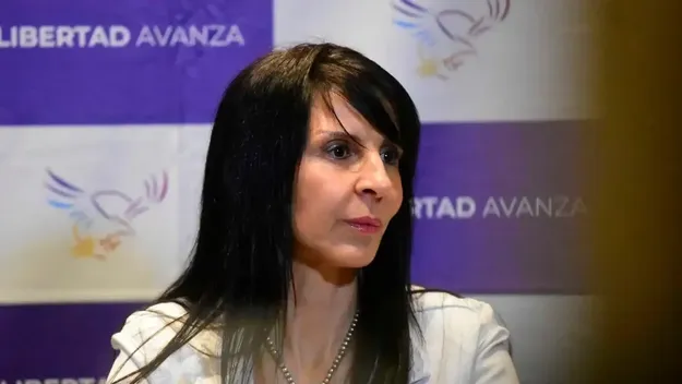 Lorena Villaverde: su permanencia en el Congreso pende de un hilo cada vez más fino.