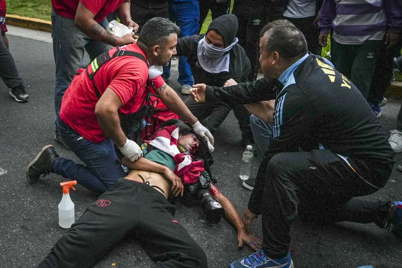 El fotógrafo Pablo Grillo, instantes después de recibir un disparo policial en una protesta de jubilados frente al Congreso.