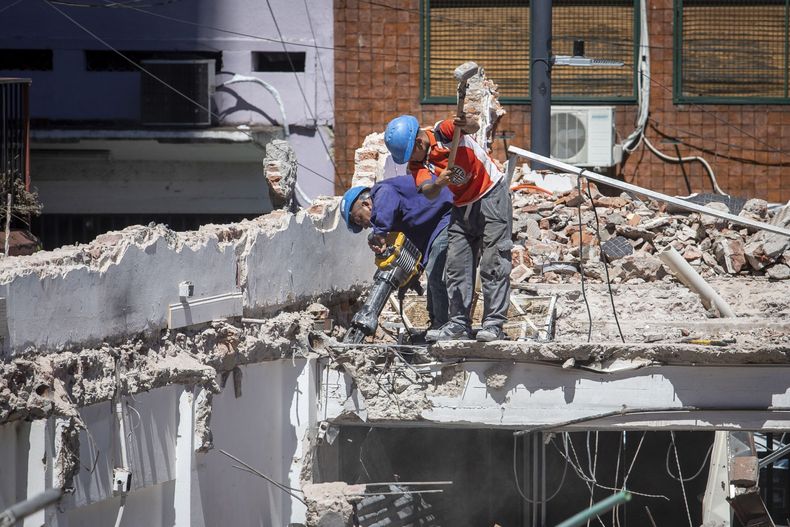 INDEC: la industria y la construcción volvieron a caer en abril