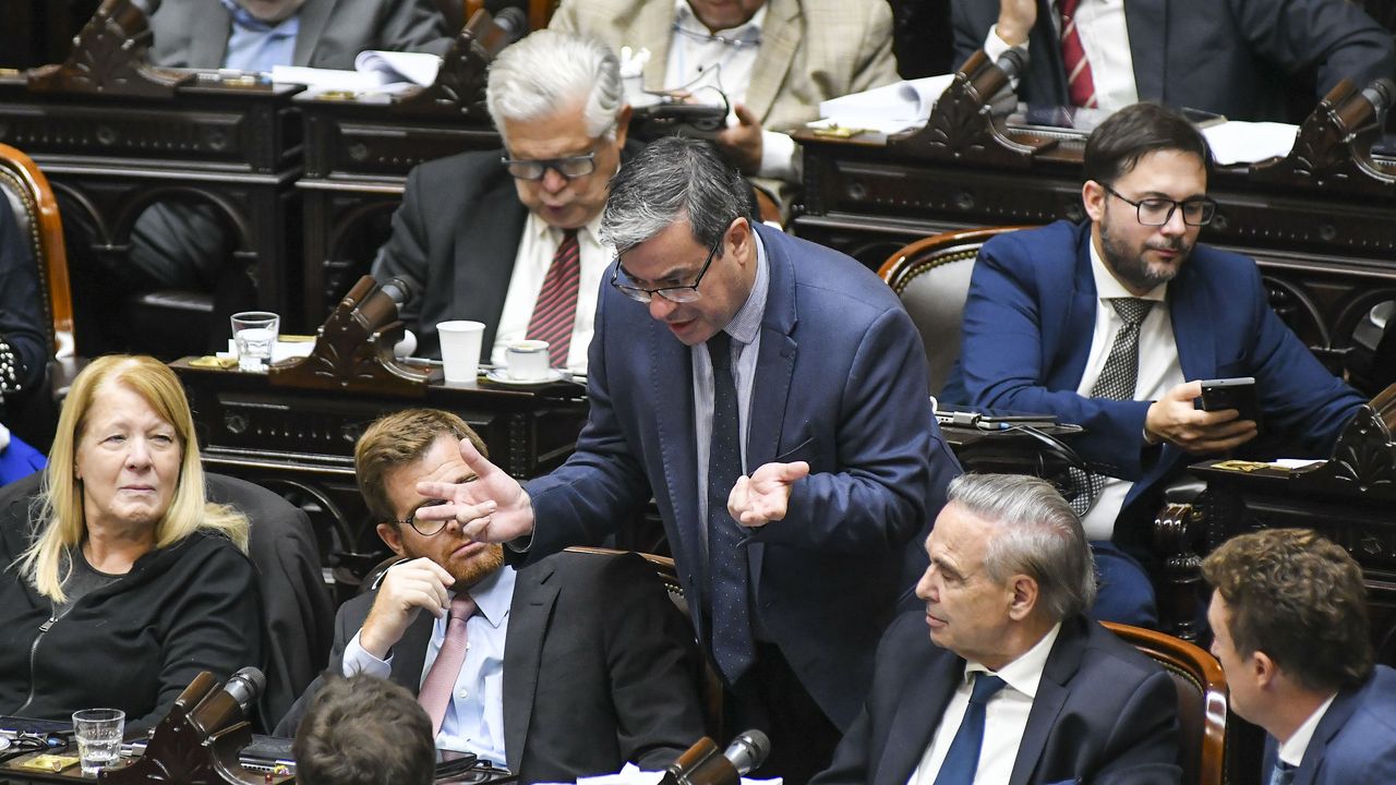 Germán Martínez (UP) habla con Nicolás Massot (EF). Referentes de la oposición analizaron el discurso de Javier Milei.