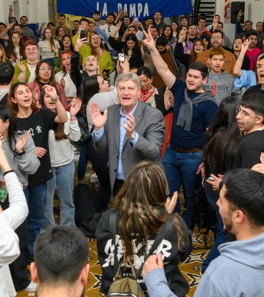 El gobernador de La Pampa Sergio Ziliotto junto a la dirigencia de la JP provincial.