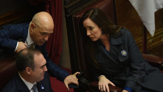 Victoria Villarruel con Bartolomé Abdala y Rubén Giustinian, líderes de La Libertad Avanza en el Senado, donde debe tratarse Ficha limpia. 