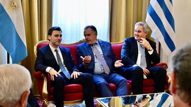 Ignacio Torres junto a Yamandú Orsi y Pablo Quirno.&nbsp;