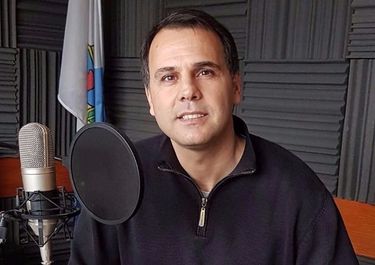 Zárate: el candidato de Cambiemos mostró el pasaporte y denuncia campaña sucia