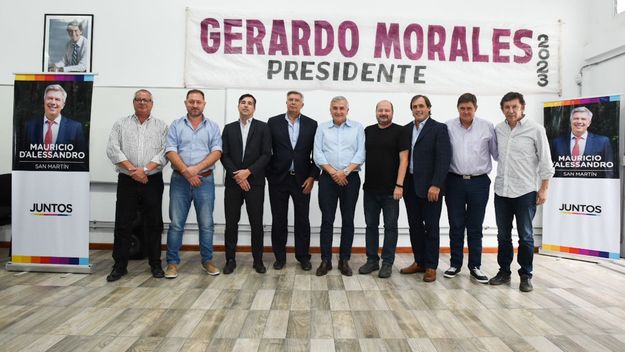 Morales rodeado de intendentes y dirigentes radicales en San Martín.