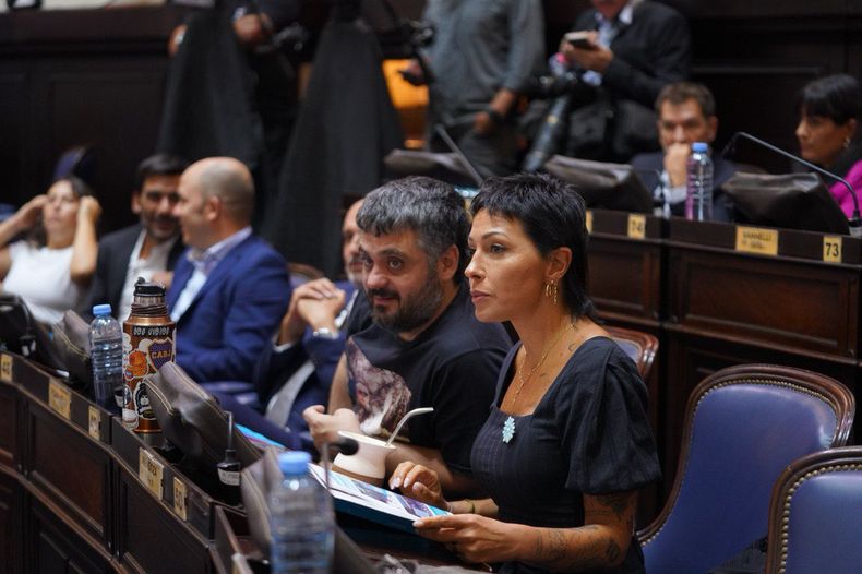 Mayra Mendoza y Facundo Tignanelli en la Legislatura bonaerense, donde se analiza el proyecto sobre reelecciones de intendentes.&nbsp;