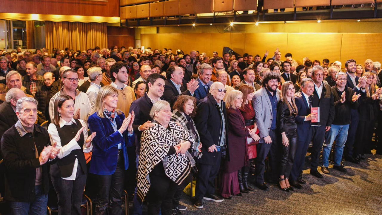El pleno del peronismo de Santa Fe, reunido para la presentación del libro de Diego Giuliano.