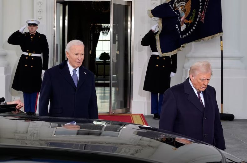 Donald Trump se va de la Casa Blanca junto a Joe Biden. Foto: AP.