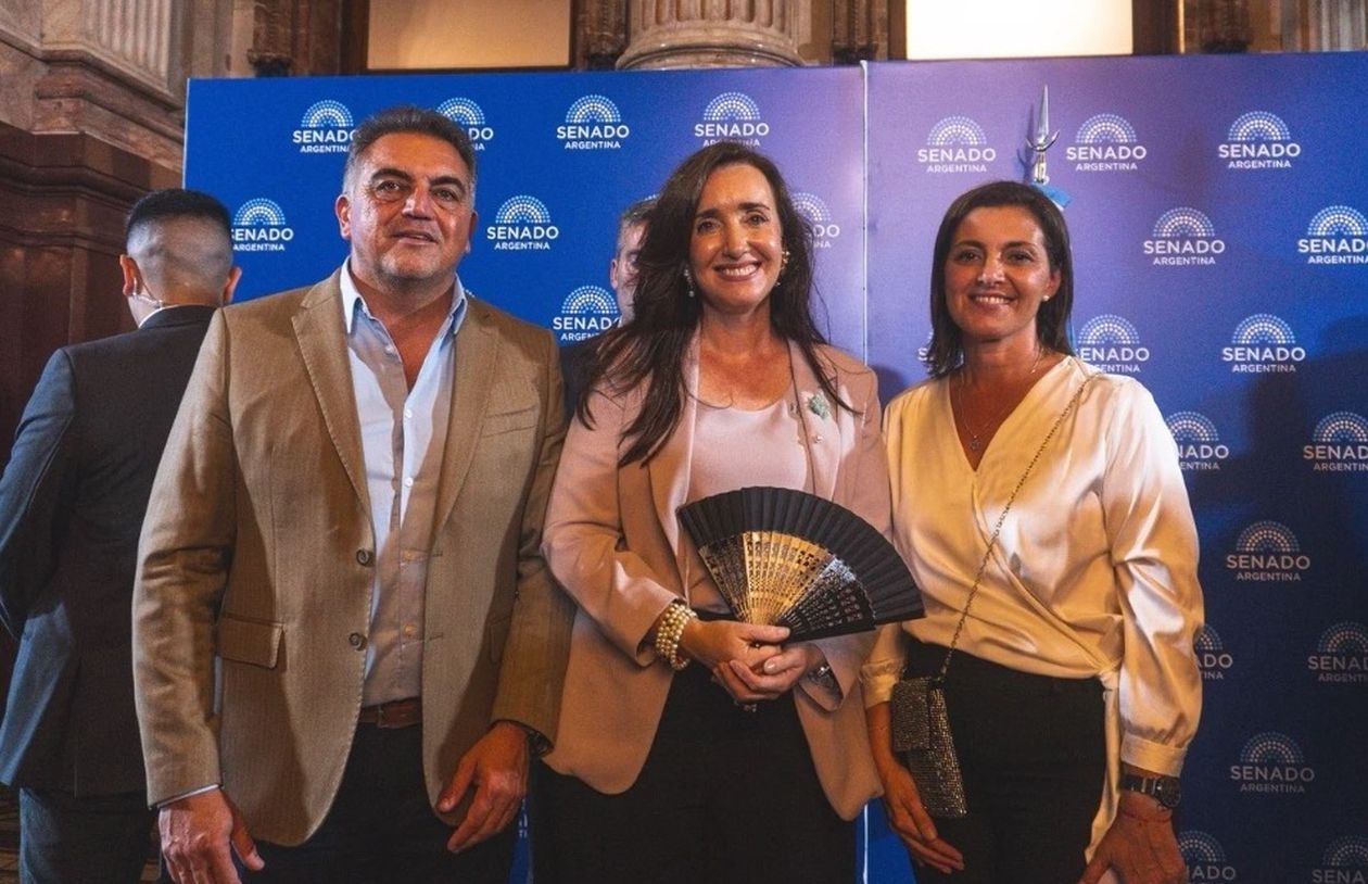 Cristian Hoffmann, presidente de Encuentro Repúblicano Federal en Santa Fe, Betina Florito, funcionaria de la provincia y Victoria Villarruel.