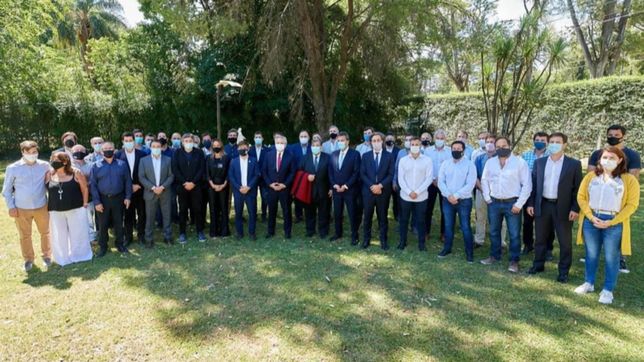 #inyourface en cumbre con intendentes, fernandez bendijo a maximo k.