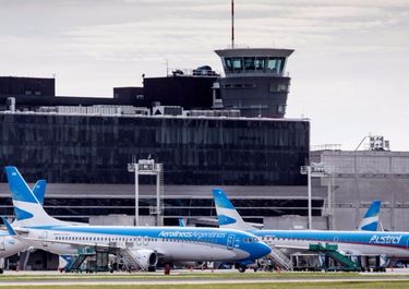Mientras el Estado paga sueldos privados, Aerolíneas suspende personal