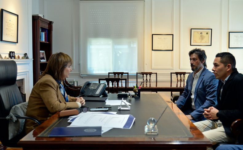 Leonel Monsalve, intendente de 25 de Mayo (La Pampa), junto a la ministra Patricia Bullrich y una de sus manos derechas, Martín Matzkin: chisporroteo petrolero.