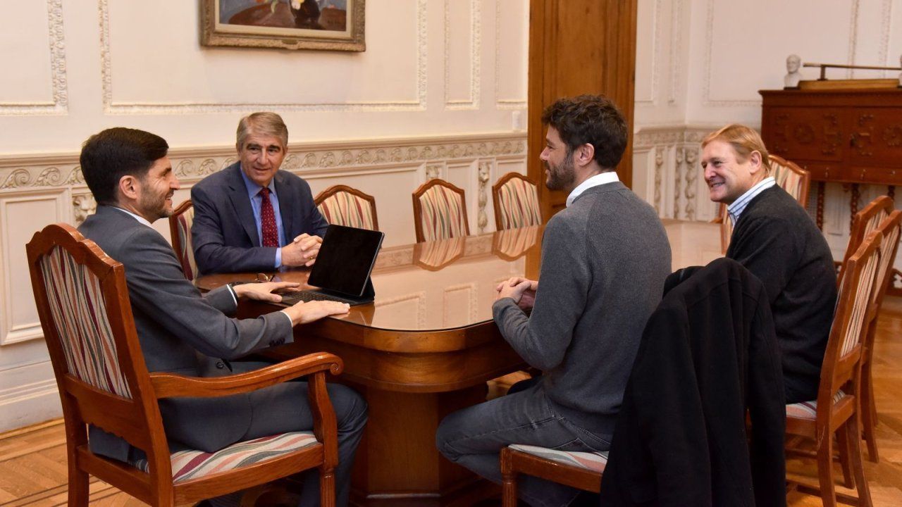 El gobernador Maximiliano Pullaro recibió a Juan Monteverde el lunes en la sede de Casa de Gobierno.