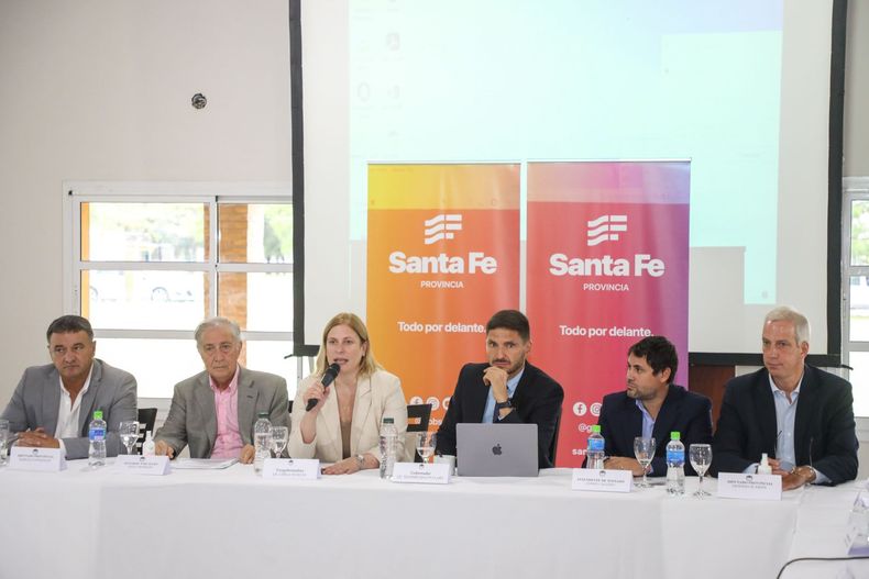 Maximiliano Pullaro presidiendo una reunión de su gabinete en Tostado, Santa Fe 
