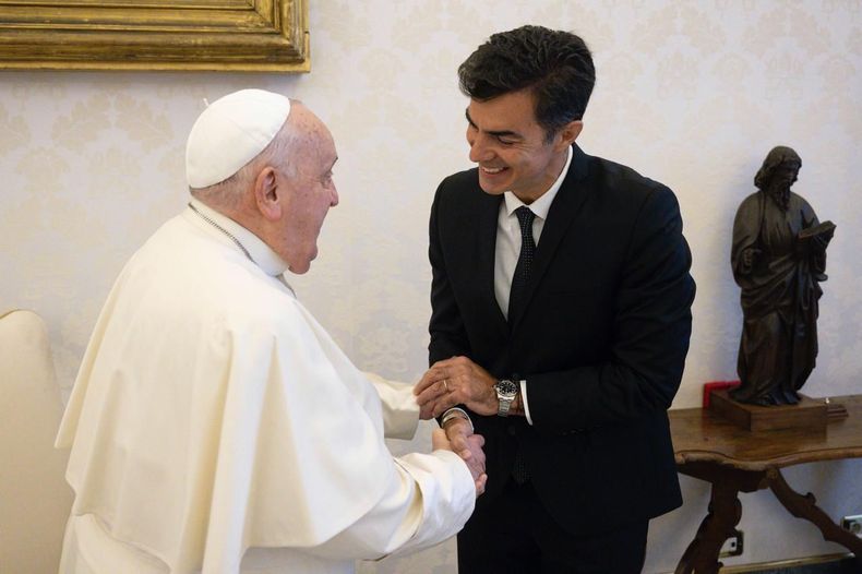 Juan Manuel Urtubey junto al papa Francisco. El exgobernador podría volver a los primeros planos de la disputa electoral en Salta. 