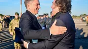 El abrazo del gobernador Leandro Zdero y el presidente Javier Milei en Chaco, una de las pocas provincias que visitó el presidente. El abrazo del gobernador Leandro Zdero y el presidente Javier Milei en Chaco, una de las pocas provincias que visitó el presidente.