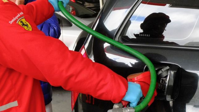 el gobierno les marca la cancha a las petroleras para que bajen las naftas