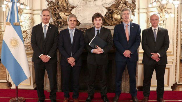 El presidente Javier Milei, junto a Luis Caputo, Pablo Quirno, Santiago Bausili y Vladimir Werning.