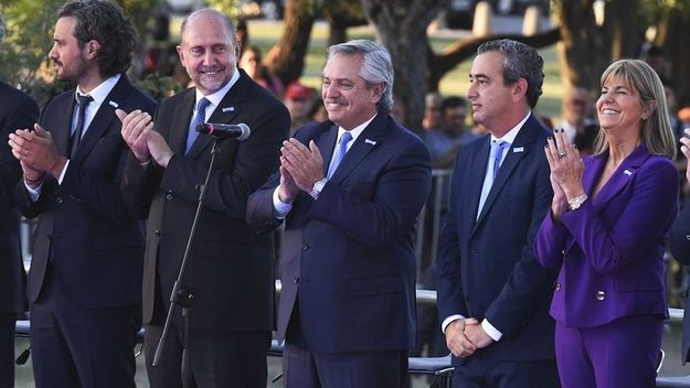 Perotti enfrenta la pandemia con el Manual AF pero esquiva la pelea con “los miserables”