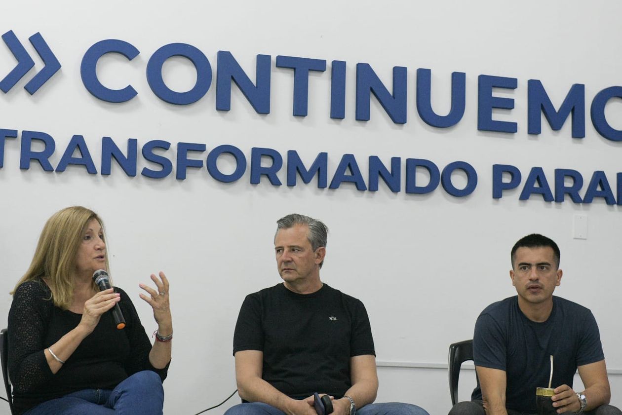 La intendenta electa de Paraná, Rosario Romero, junto a Bahl y el viceintendente electo, David Cáceres.