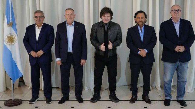 Javier Milei con los gobernadores que impulsan un nuevo interbloque en el Congreso. 